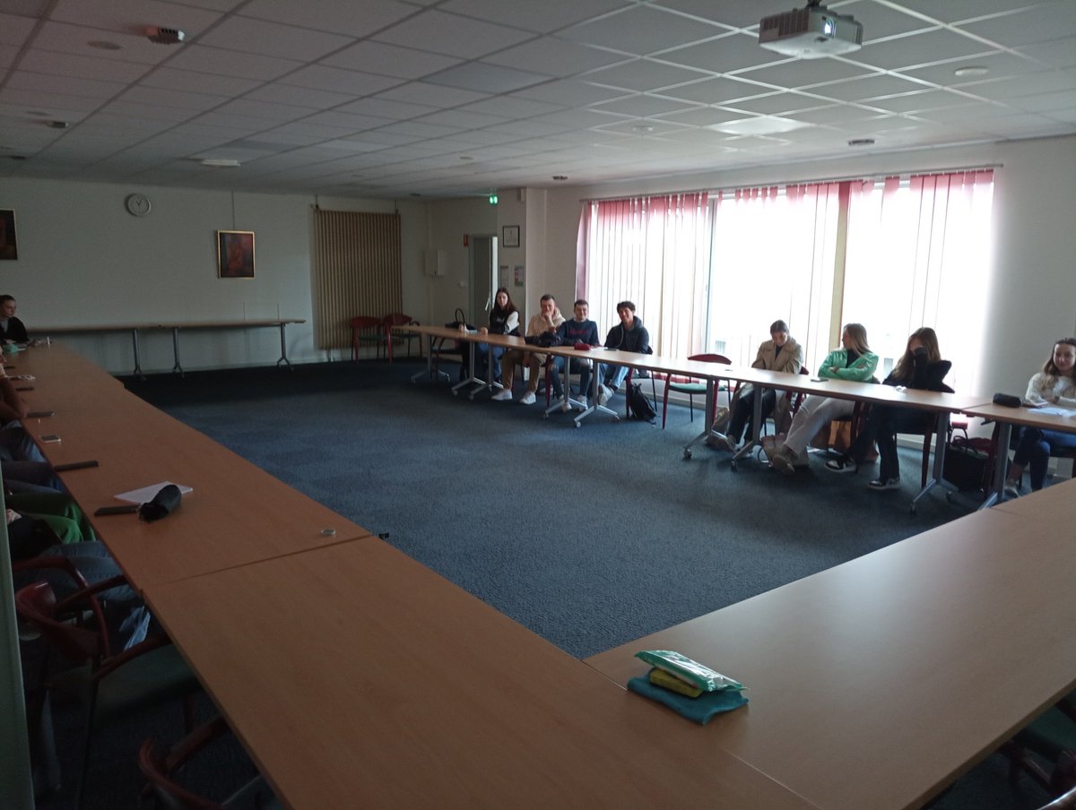 ProfGauchard's tweet photo. Ce matin intervention sur le logement social et les métiers du logement social pour les étudiants de BTS Première Année Professions Immobilières du lycée Camille Claudel de Caen.
Merci à Territoire et Habitat Normand pour ce partenariat.
#BTSPIM #BTS #logementsocial #partenariat https://t.co/ZPNhZZ66hY