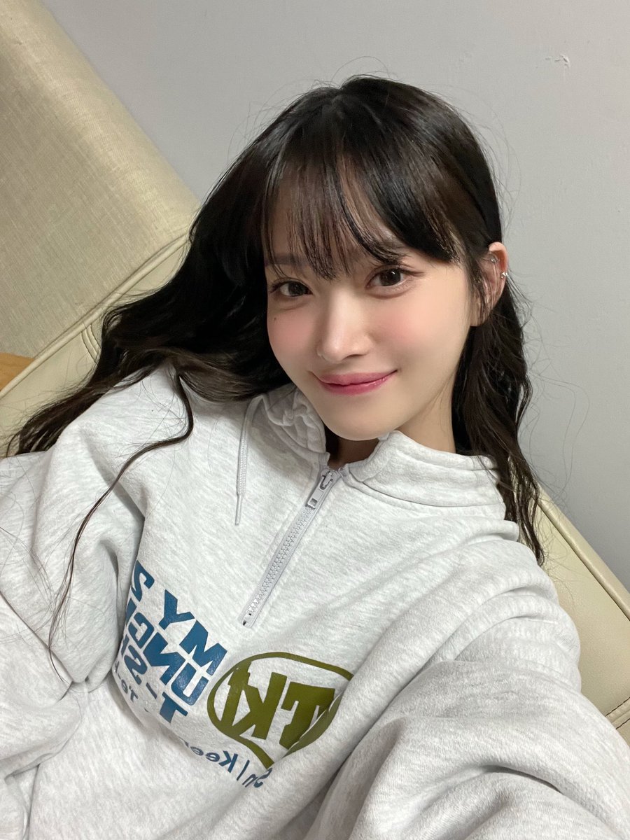 H1KEY_official's tweet photo. [🧸✨] 아~ 오늘따라 왜 유난히 더
마이키 보고싶고 그러냐ㅋㅎ😛
마이키도 그런가~?🧐

#H1KEY #하이키 #SEOI #서이 #GORUN https://t.co/vWfZZkpOui