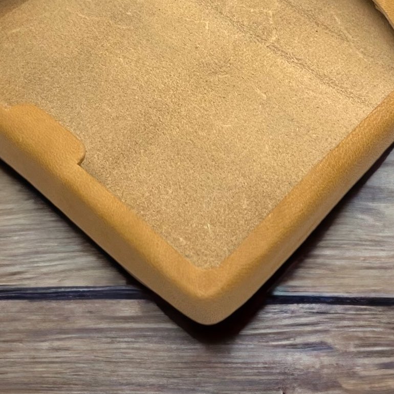 お久しぶりです。
糸も金具も使わない名刺入れ【aerial】が完成しました♪名刺ぎりぎりサイズに挑戦！近々クラウドファウンディングサイトMakuakeでプロジェクト開始予定です！
#Makuake #レザークラフト #名刺入れ #オリジナル