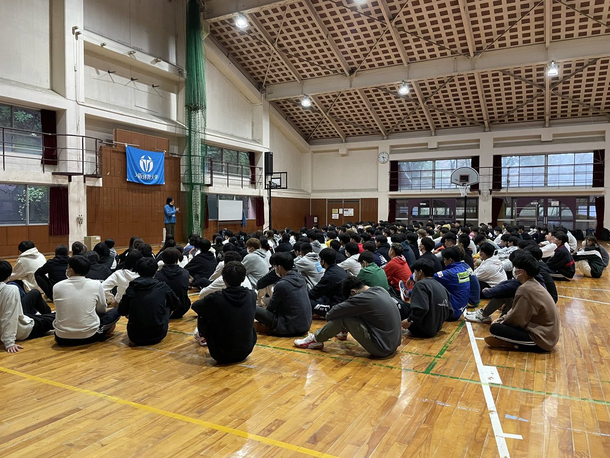 ouhs_sst's tweet photo. 本日からフレッシュマンセミナーが始まりました！

体育学部健康・スポーツマネジメント学科の新入生は今日と明日の2日間、大阪府立少年自然の家へ行き実習を行います！

本日は学内で学科・コースの説明を聞き、その後各コースの4年生の��輩からお話しを聞きました！

明日は野外炊事を行います！ https://t.co/q8SGqqZGn1