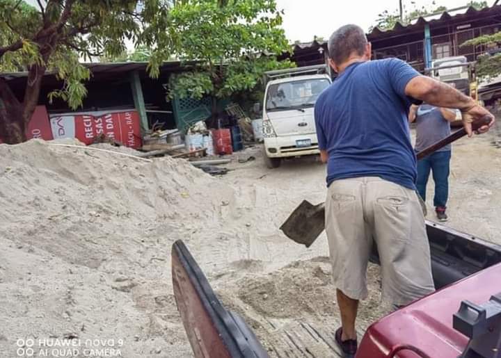 chinchontepec22's tweet photo. OBLIGAN A BUSERO A REPARAR CALLE QUE DAÑO EN SONSONATE https://t.co/Ky4pE2IhXv