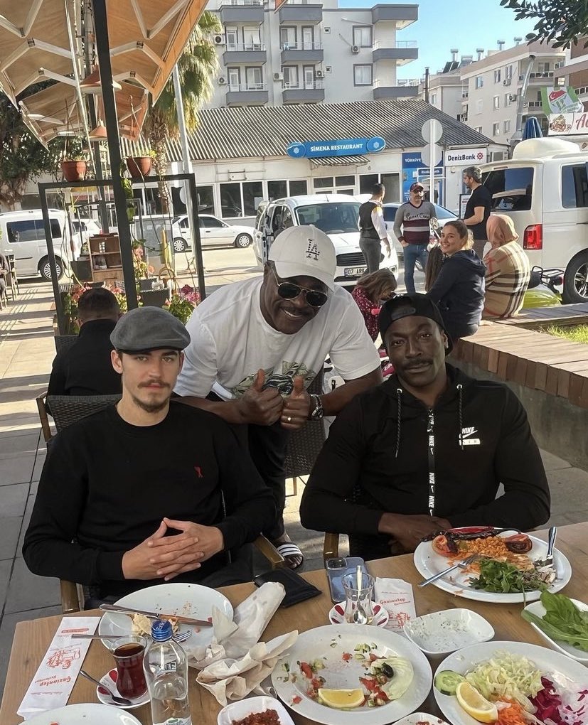 HJDailyBR's tweet photo. A BOINA! — Hero Fiennes Tiffin almoçando com alguns colegas de elenco, na Turquia.

@/williamsfaladeofficial via Instagram. https://t.co/KhrnjLMwV4