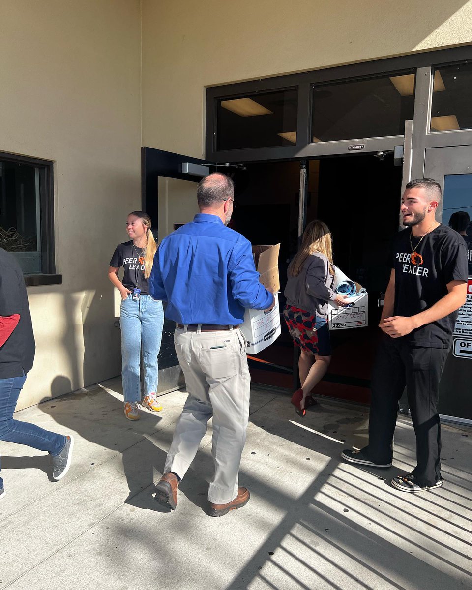 PeerForward's tweet image. It’s #ForwardThinkerFriday! We're highlighting our Lake Wales PeerForward team for their involvement in their school’s Career Expo! Over 30 companies attended, all of which helped inform students about local businesses. It was great to see our Peer Leaders work this event!