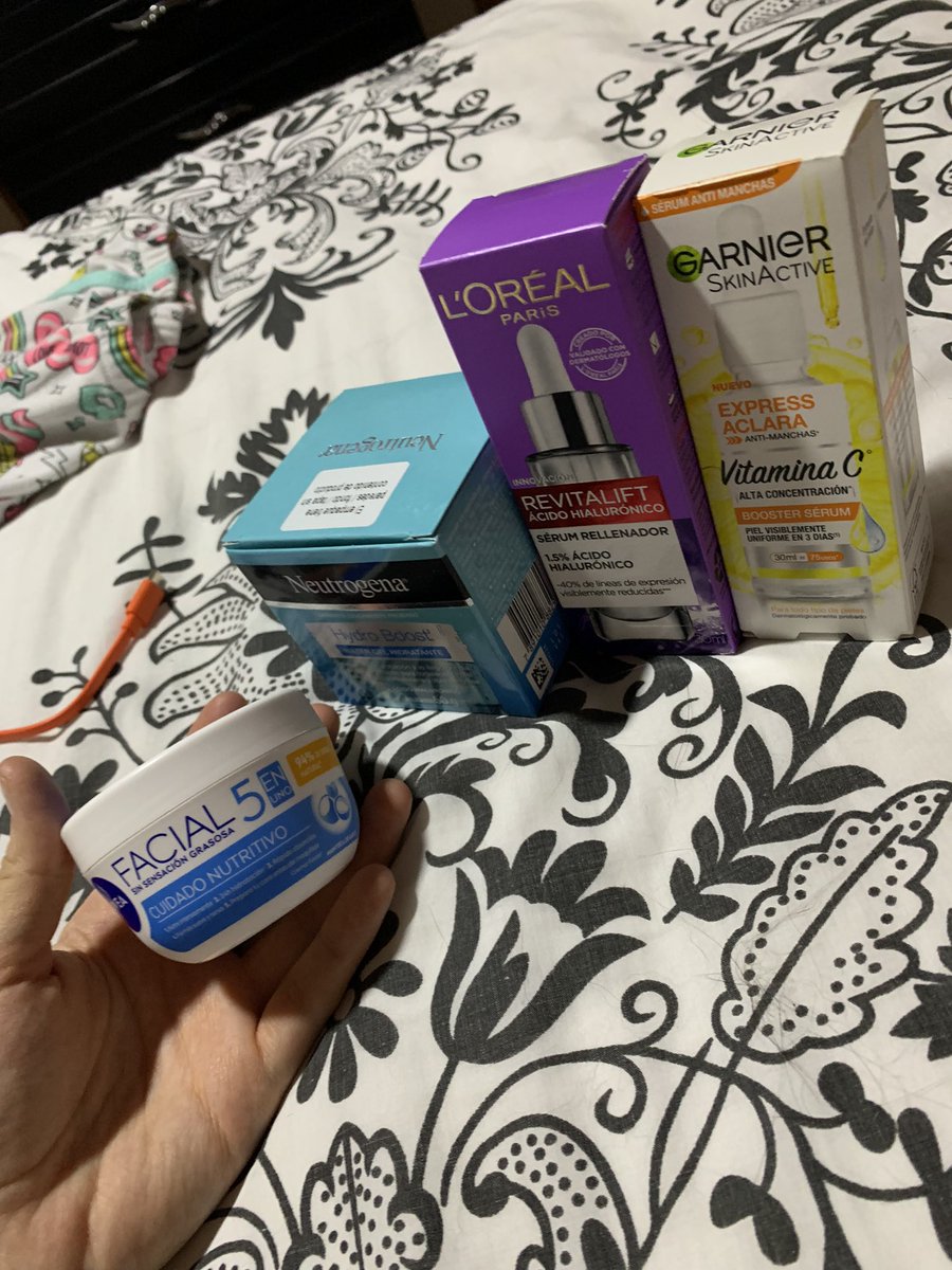 Wendyreap's tweet photo. Vine a Bga por Semana Santa y me recibieron así, también pude hacer mi primer compra con mi sueldo de estudiante de Alemán becada. Gracias Dios🥰. https://t.co/kTdKCMayyZ