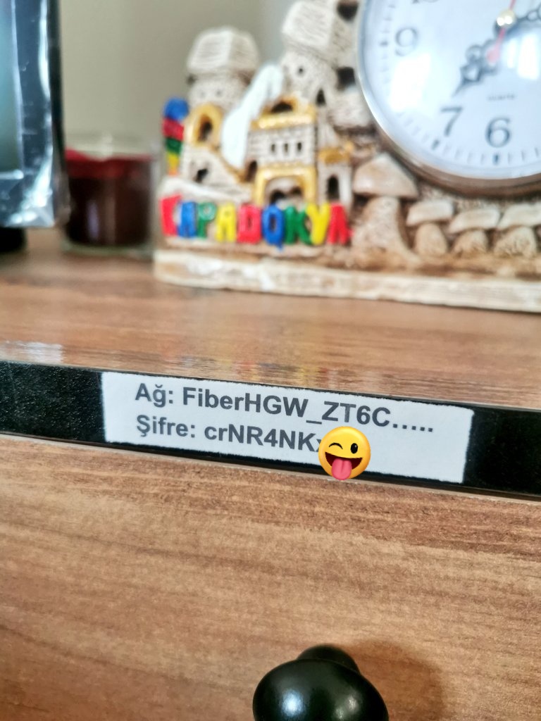 Bence gerçek misafirperverlik budur 🤞
(şifreyi az biraz sansürledim. şimdi tanıyan komşu filan çıkar, durduk yere kimseye sponsor olmayalım 😅)