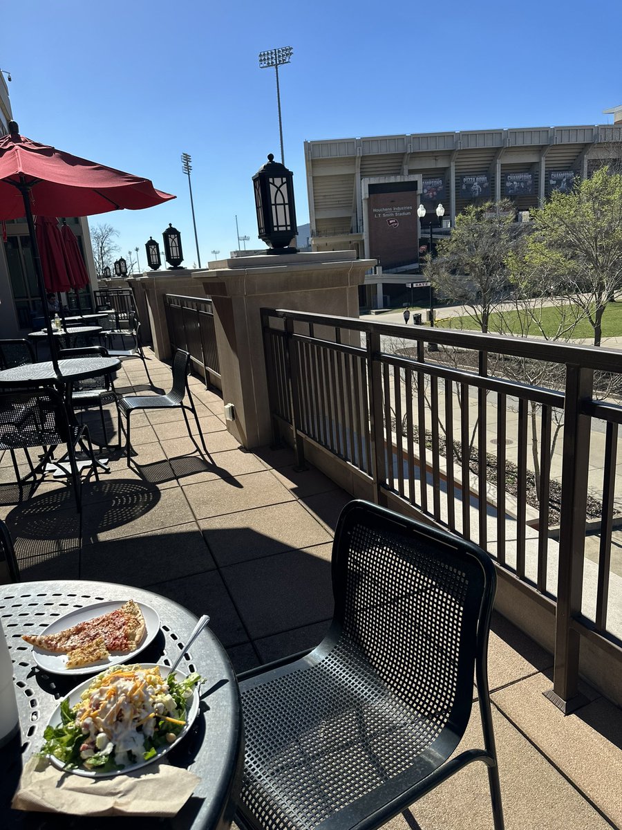 Emma_London13's tweet photo. Every student needs this view at lunch.😎#student #smmwku @k8nicewiczscott @wku https://t.co/asQzcHZSWv