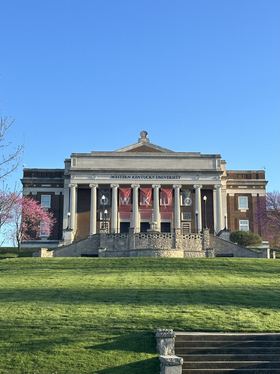 Being a #WKUHilltopper means having the most beautiful campus! 🏫 💐🥰 #hilltopper #smmwku <a href="/wku/">Western Kentucky University</a>  <a href="/k8nicewiczscott/">Kate Nicewicz Scott</a> <a href="/Emma_London13/">Emma Pettingill</a> <a href="/hadleymariahb/">hadley</a> <a href="/isabelleh331/">Isabelle Hannah</a>