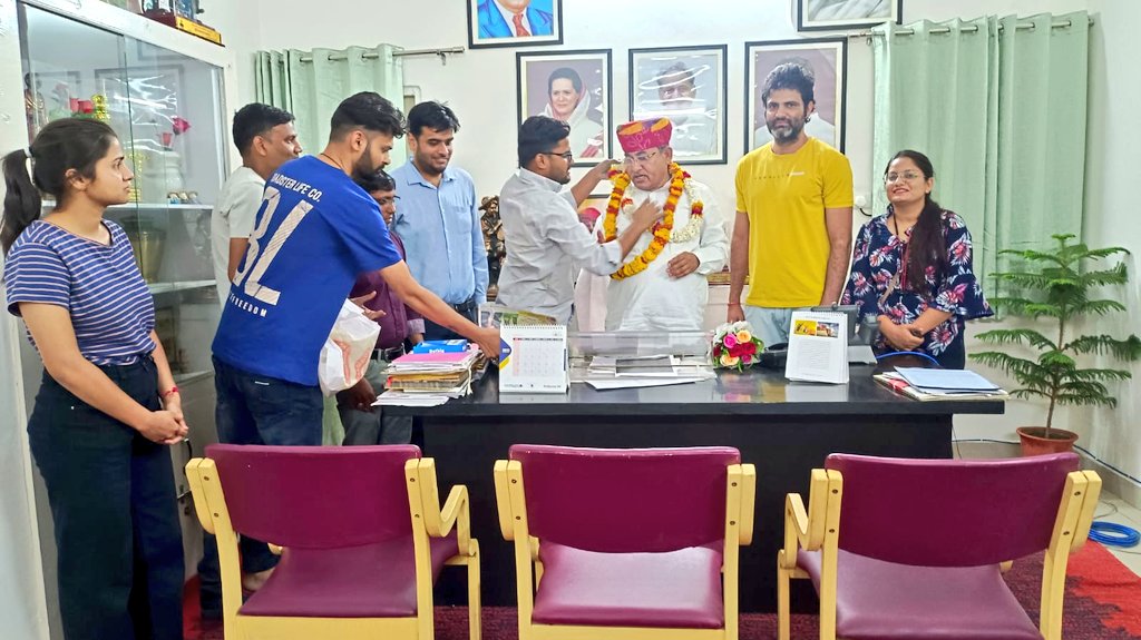 Radhemahwa's tweet photo. RPSC SO के नियुक्ति आदेश ASO से पहले एवं ASO के भी नियुक्ति आदेश 2 दिन बाद सोमवार को ही जारी करवाने के लिए विभाग के केबिनेट मंत्री @GovindRMeghwal जी आभार व्यक्त किया।
2023 की LDC/संगणक/स्टेनों भर्तियों के पदों की संख्या बढ़वाने व जल्द विज्ञप्ति की मांग की: RadheMeena ✍️✍️✍️ https://t.co/1DOhOcIB9Q