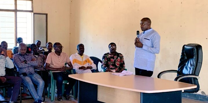 CellMuyange's tweet photo. Hamwe n'Abanyarwanda bose abatuye Akagari ka Muyange bitabiriye umuhango wo gutangiza #Kwibuka29 Jenoside yakorewe abatutsi muri Mata 1994.
Mu kiganiro yatanze @DrGamariel yibukije Ababyeyi kujya bigisha abana babo amateka  y'Igihugu cyacu no kuyavuga uko ari.@RwandaLocalGov https://t.co/yAvjZvGi4Z