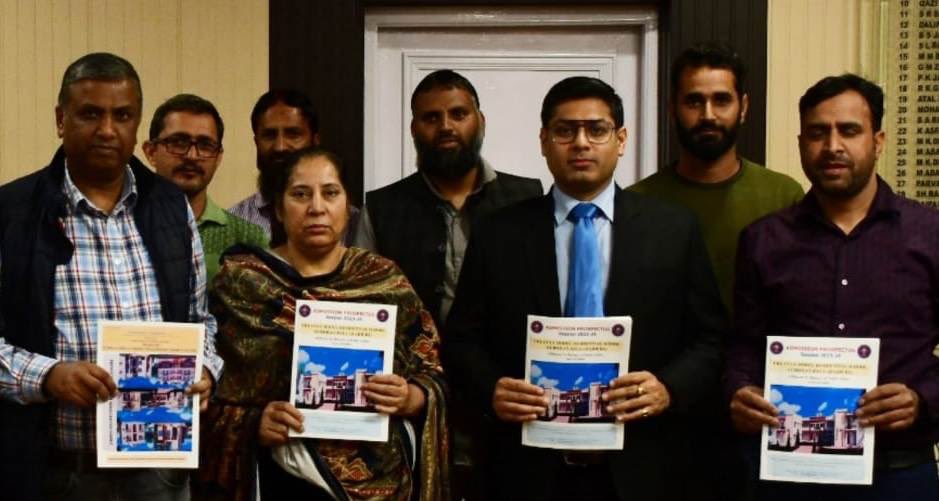DioRajouri's tweet photo. Deputy Commissioner, @vikashappy87 unveiled the admission prospectus for the upcoming academic year 2023-24 of Eklavya Model Residential School, marking the second academic session for the school @diprjk @TribalAffairsIn @OfficeOfLGJandK https://t.co/83EbU76OWI