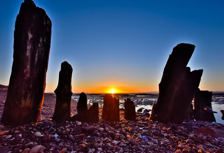 ArnieSwartzPoop's tweet image. Sunrise over Morcambe Bay, on Good Friday morning, from the Coast Rd and over looking Cavendish dock &amp;amp; Moon set.