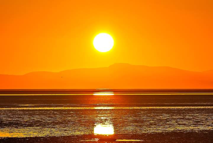 ArnieSwartzPoop's tweet image. Sunrise over Morcambe Bay, on Good Friday morning, from the Coast Rd and over looking Cavendish dock &amp;amp; Moon set.