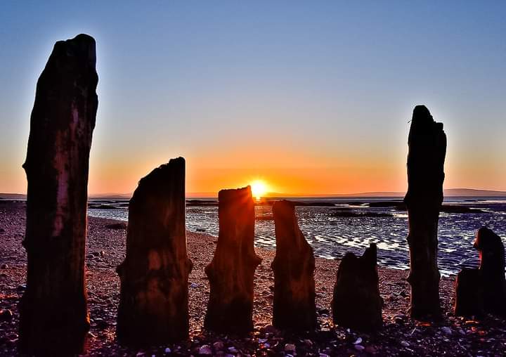 ArnieSwartzPoop's tweet image. Sunrise over Morcambe Bay, on Good Friday morning, from the Coast Rd and over looking Cavendish dock &amp;amp; Moon set.