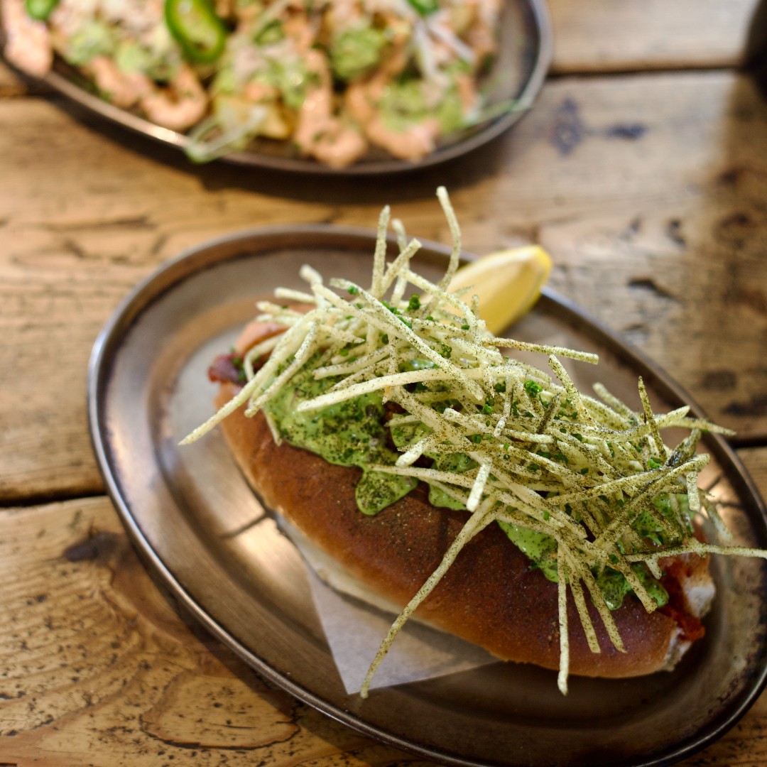 ThePacketInn's tweet photo. Have you tried our Fish Royale? Crisp pollack, leek top tartare, gem and nori crisps. Redefining ‘treat food’ with a more sustainable, healthier &amp; local spin. It’s finger-lickin’ tasty! 

#smokehouse #packetinn #fishroyale #eatlocal #cornishfish #seafood #treatfood https://t.co/7NltodvUH8
