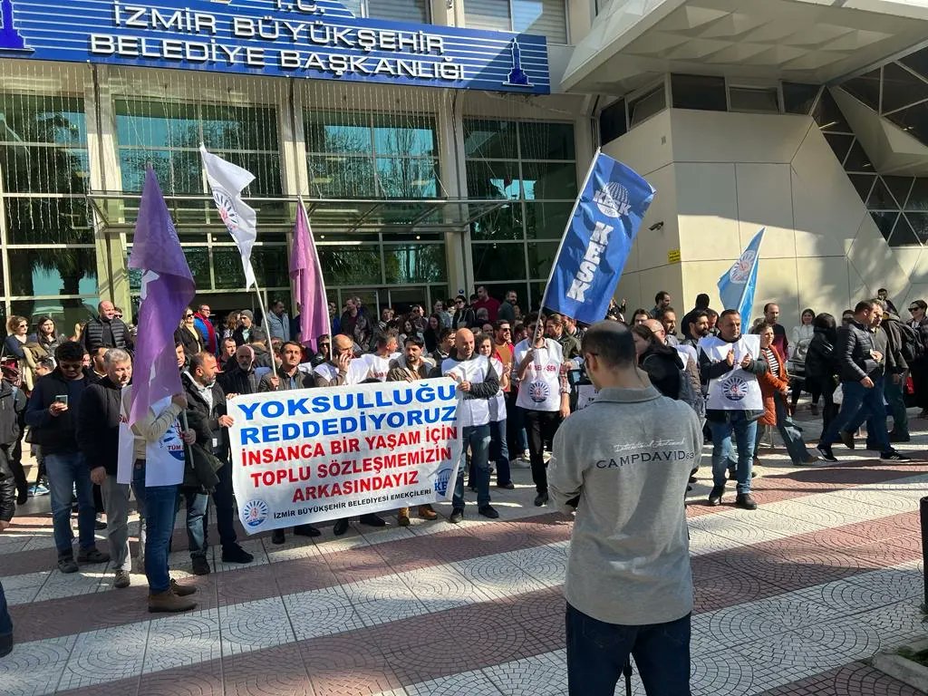 tumbelsenizmir1's tweet photo. 1 saatlik iş bırakma eyleminde Kültürpark emekçileri... https://t.co/cbUJ5q5CrN