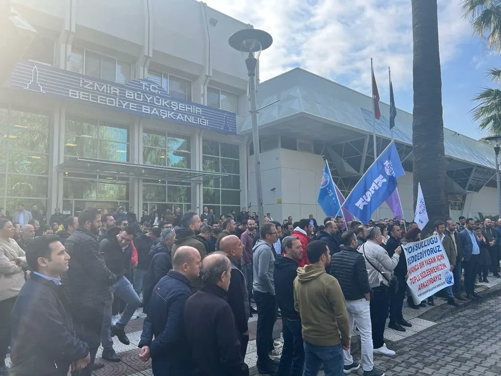 tumbelsenizmir1's tweet photo. 1 saatlik iş bırakma eyleminde Kültürpark emekçileri... https://t.co/cbUJ5q5CrN
