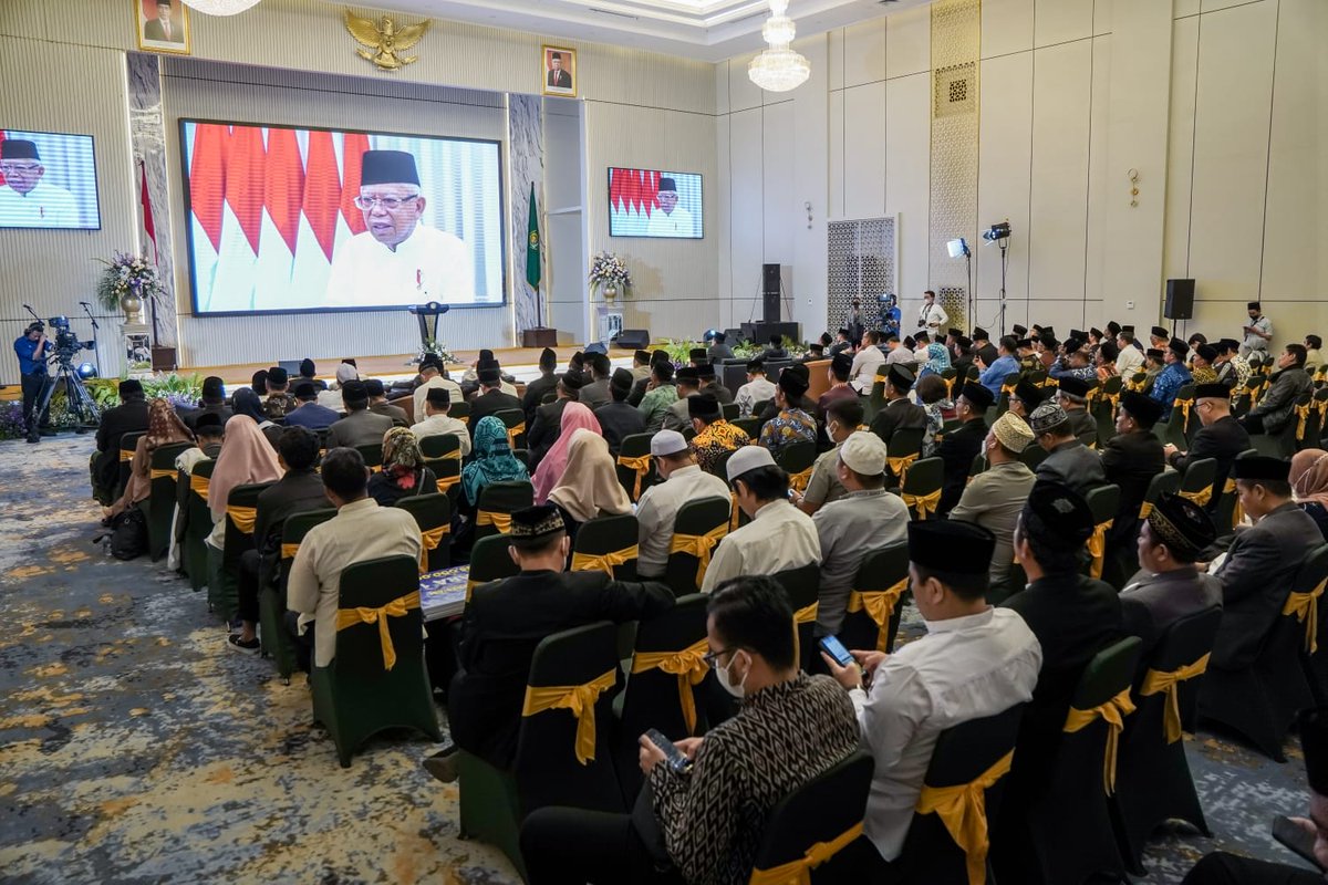 RajaJuliAntoni's tweet image. Jumat malam, saya hadir dalam Peringatan Nuzulul Quran bersama anggota kabinet di Auditorium Kementerian Agama. Alhamdulilah saya juga berkesempatan bersilaturahim dengan Guru saya, KH Nasaruddin Umar. 
#BerkahRamadan