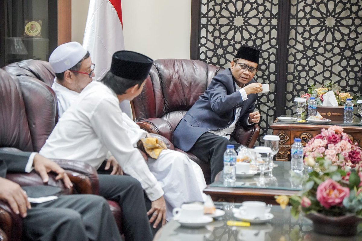 RajaJuliAntoni's tweet image. Jumat malam, saya hadir dalam Peringatan Nuzulul Quran bersama anggota kabinet di Auditorium Kementerian Agama. Alhamdulilah saya juga berkesempatan bersilaturahim dengan Guru saya, KH Nasaruddin Umar. 
#BerkahRamadan