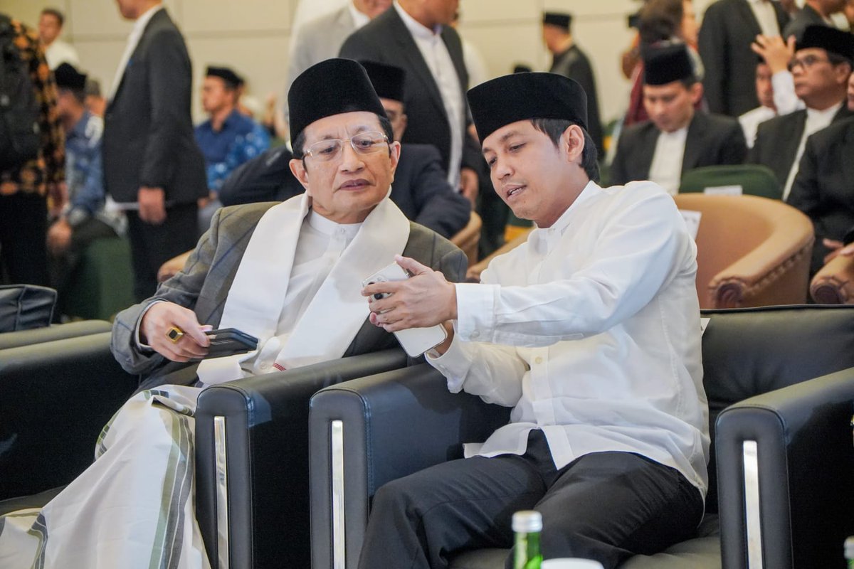 RajaJuliAntoni's tweet image. Jumat malam, saya hadir dalam Peringatan Nuzulul Quran bersama anggota kabinet di Auditorium Kementerian Agama. Alhamdulilah saya juga berkesempatan bersilaturahim dengan Guru saya, KH Nasaruddin Umar. 
#BerkahRamadan
