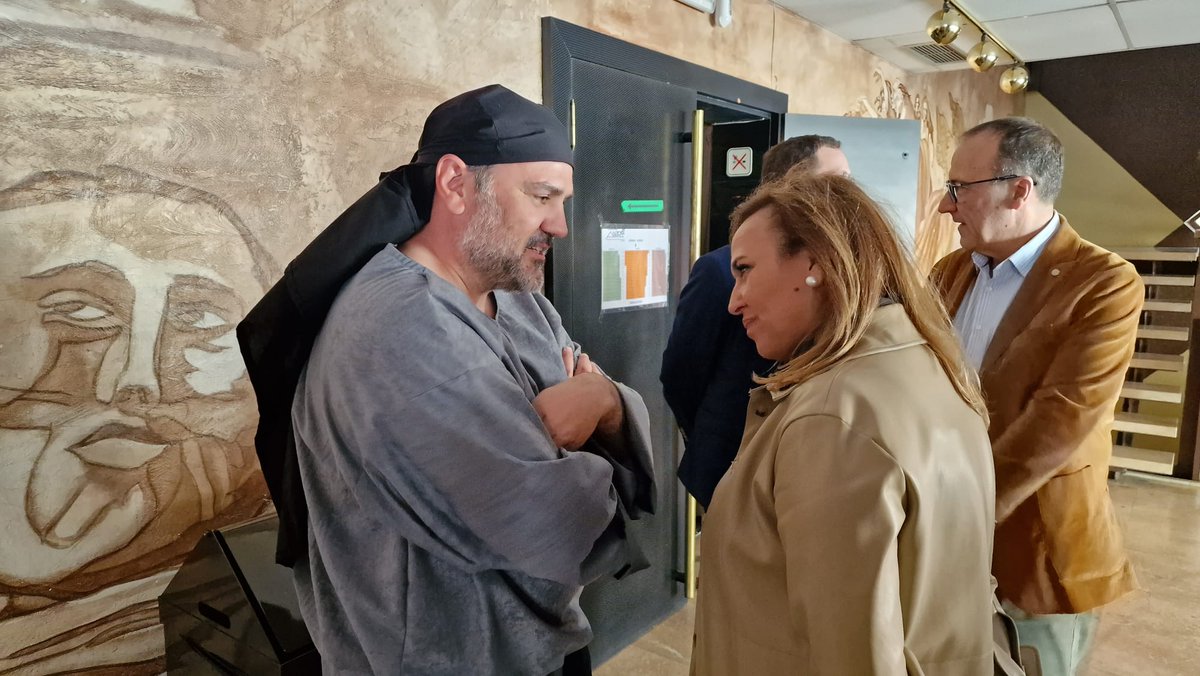 GobAragon's tweet photo. 🥁#SemanaSanta2023
Los consejeros @mayteperez2 y @felipefaci asisten a la representación del #DramadelaCruz de Alcorisa, organizada por la asociación @DramaDeLaCruz. Recreación de la Pasión y Muerte de Cristo en la que participan más de 300 actores, muchos de ellos de la zona. https://t.co/kpkZhpRCMb