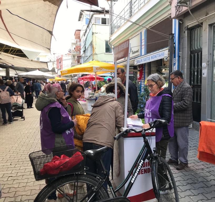 Tipli_Kadinlar's tweet photo. 📍Ortaca, Muğla 

Seçim yaklaşırken Kadın İstihdamı bildirilerini yurttaşlara ulaştırmaya devam ediyoruz. 

Aile içinde erkeğin çalışma hakkı ne ise kadının da odur! 
Kadının emeği değersiz ve ikincil değildir!
Aldığı ücret “ek gelir” değildir! 

#TİPSenin
#TİPeKatıl https://t.co/j2gtV1QNoC