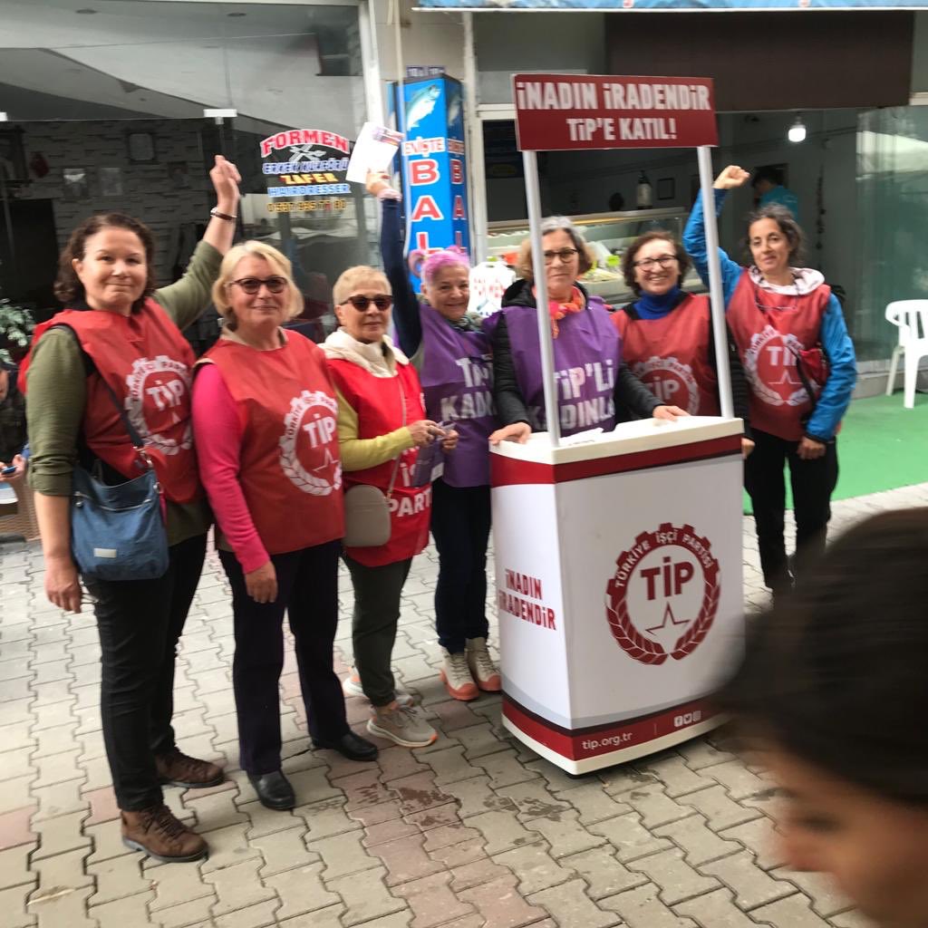 Tipli_Kadinlar's tweet photo. 📍Ortaca, Muğla 

Seçim yaklaşırken Kadın İstihdamı bildirilerini yurttaşlara ulaştırmaya devam ediyoruz. 

Aile içinde erkeğin çalışma hakkı ne ise kadının da odur! 
Kadının emeği değersiz ve ikincil değildir!
Aldığı ücret “ek gelir” değildir! 

#TİPSenin
#TİPeKatıl https://t.co/j2gtV1QNoC