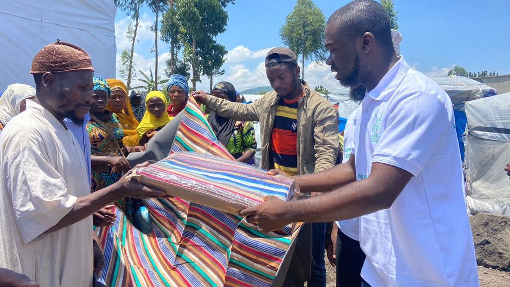 Acadi_RDC's tweet photo. Et pour clôturer l’activité de la journée, nous avons doté la mosquée locale de Munigi des tapis pour permettre à ce que les musulmans prient dans un endroit propre et présentable. https://t.co/Uk3goYa2LJ