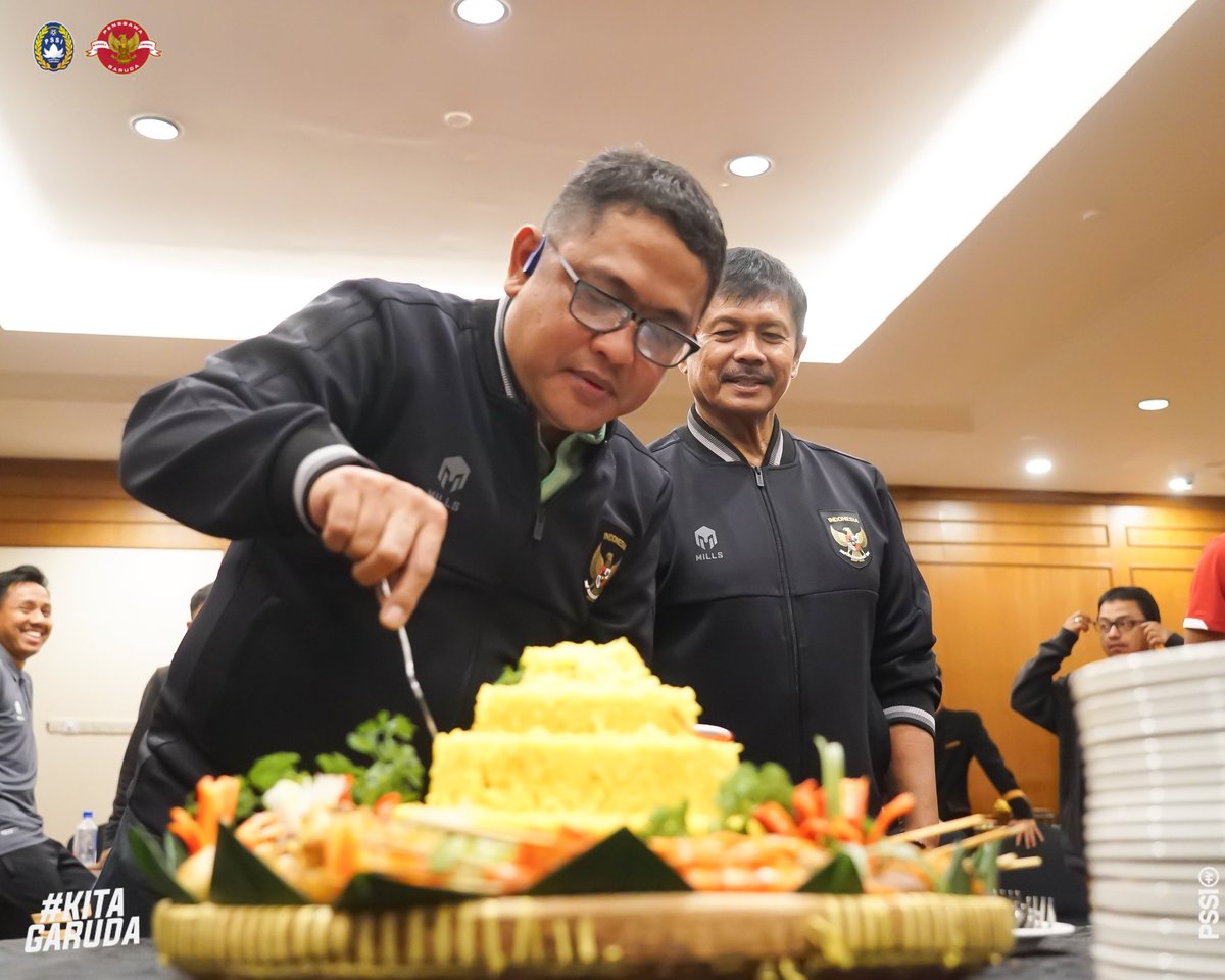 PSSI's tweet photo. Tim U-22 Indonesia mengadakan syukuran karena tidak di-banned FIFA dan bisa mengikuti SEA Games 2023 di Kamboja. Kegiatan berlangsung di Hotel Sultan, Jumat (7/4).

#KitaGaruda https://t.co/PxsSAv904I