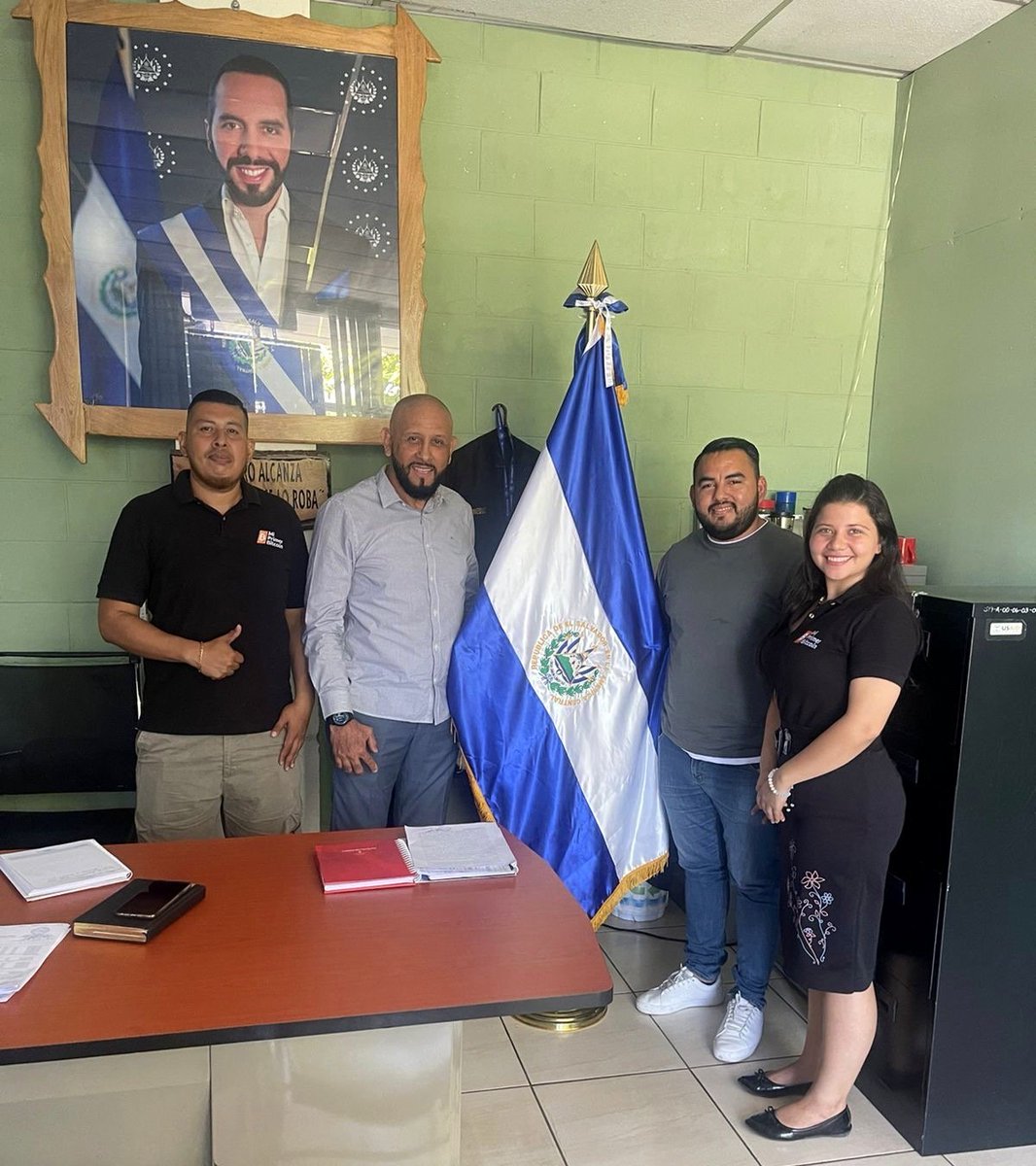 Luis21satoshi's tweet photo. #BitcoinGira #Bitcoin gracias al equipo de @MyfirstBitcoin_ en Usulutan y oriente , al gobernador @Hector_ValleSV Gob @johanahdezSV enlace de gobernación @DarioNavarroSV dep de educación y el liderazgo de nuestro director @pilamaHT llevamos 4,000 personas educadas en Bitcoin ⚡. https://t.co/3IDdLwRwyu
