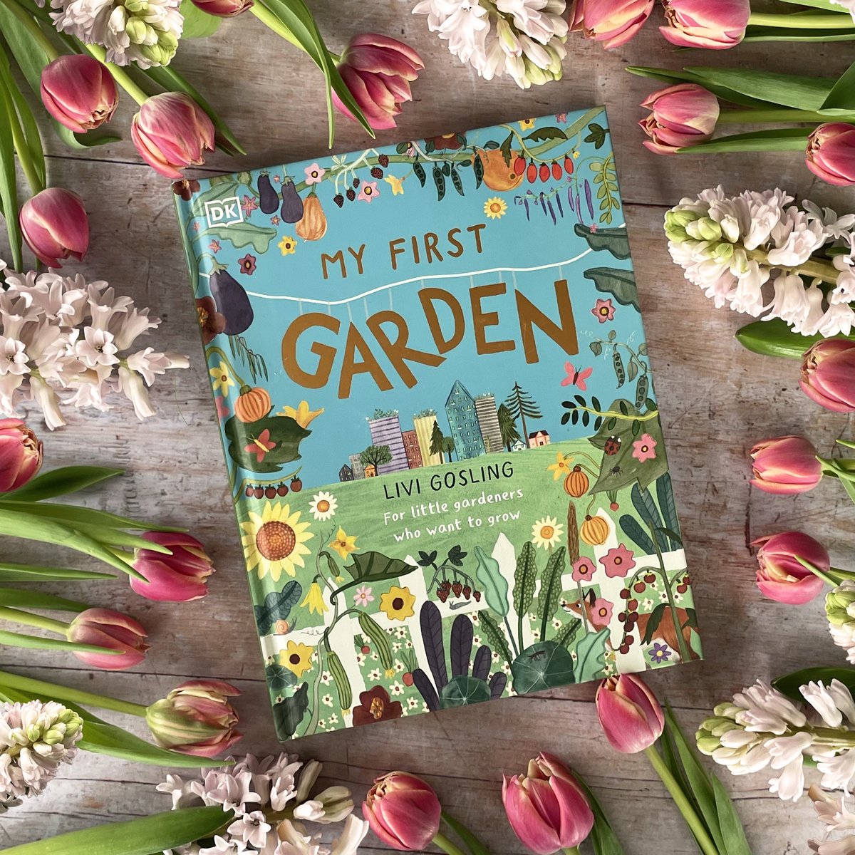 Happy National Gardening Month! If you have a budding green-fingered gardener at home, @livi_gosling_illustration’s My First Garden has beautiful illustrations and clear step-by-step instructions to help kids to get started with their very first gardening projects this month. 🌱