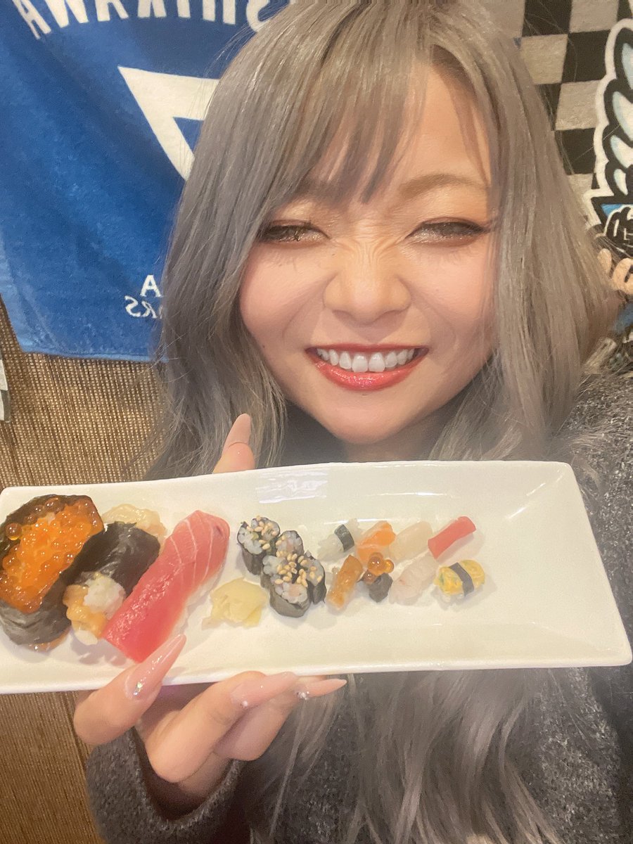 チビ寿司作ってもらった=͟͞🍣
しゅごい╰( ^o^)╮-｡･*･:=͟͟͞͞🍣(´Д｀)