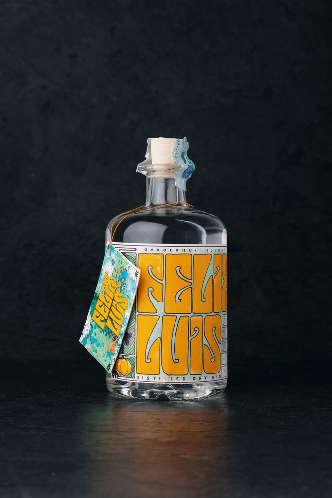 – Red Dot winner 2021
Das Packaging und Brand Design vom Gin Felix Luis lebt von Handzeichnungen und Illustrationen. Flyer, Buch und Website erläutern die verwendeten Zutaten und Pflanzenstoffe.

#gin #Design #ediundsepp #handbuch #packaging #branddesign  #illustration #garberhof