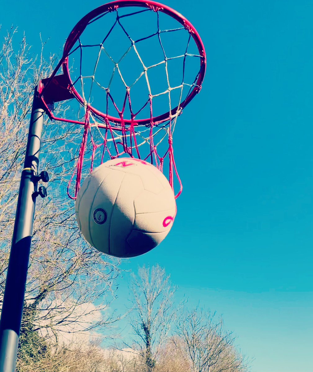 runners_blue's tweet image. So glad to see the blue skies back ☀️

Mr BLR is working today, so I spent an hour in the garden with my youngest baller. Her shooting is much better than mine 😂 

I hope you are all having a lovely BH weekend &amp;amp; to those of you who are working- stay safe 💙

#team999