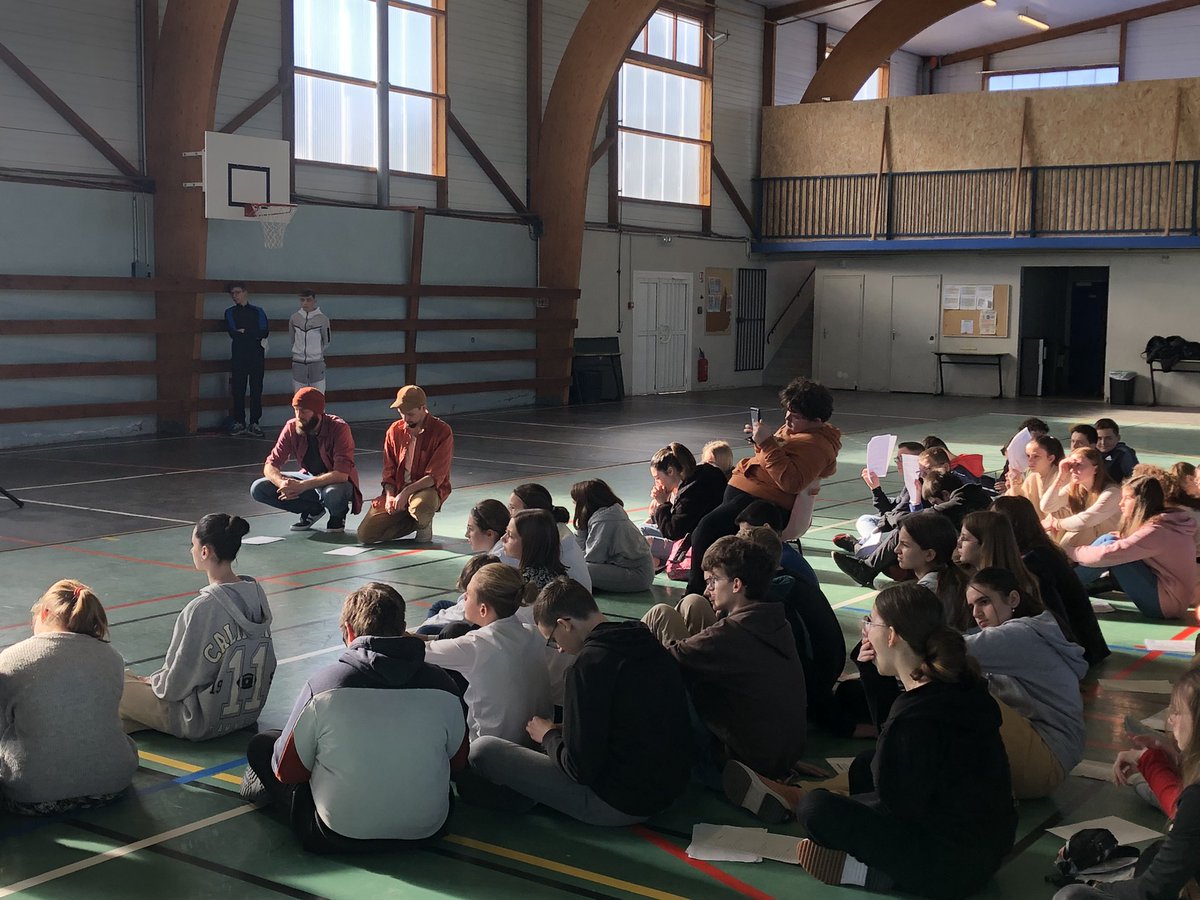 Slam au collège Charles Lemaître par les élèves de 4ème.
Les slams abordent la lutte contre les discriminations, les inégalités filles - garçons , les risques environnementaux.
Merci à Familles rurales pour la préparation des élèves et la qualité du travail effectué.