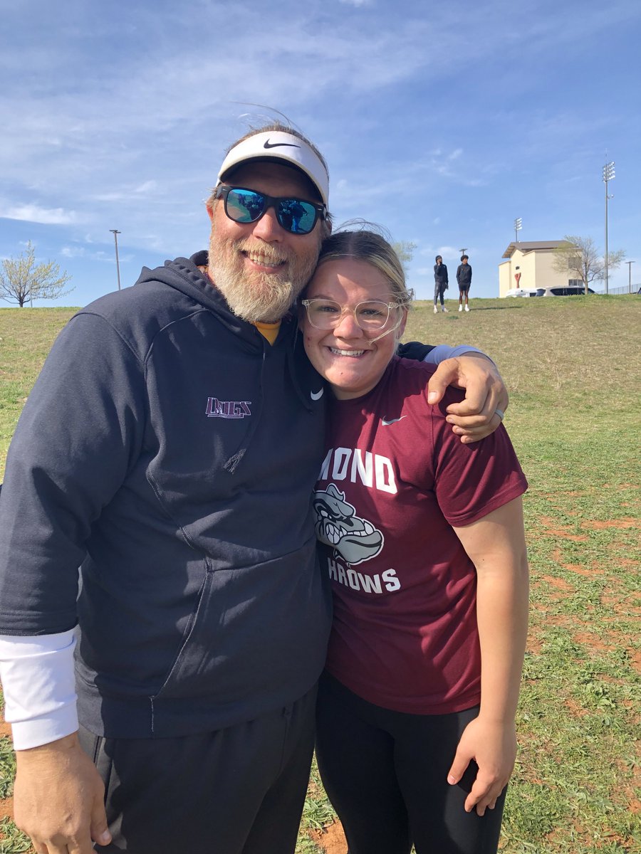 Edmond Bulldog Girls Throws tweet media