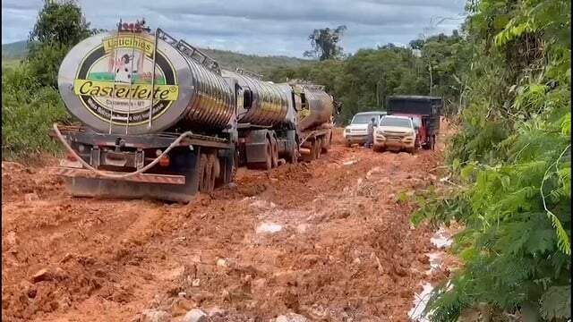 jadsonlimanovo's tweet image. Animais #mortos e 40 #mil #litros de #leite perdidos: o #drama da #rodovia no MT 
Devido a um ... Saiba mais sobre ese conteúdo no site Brasil em Pauta Noticias.
Clique no Link: is.gd/h4eMox #brasil #economia #perdidos #política