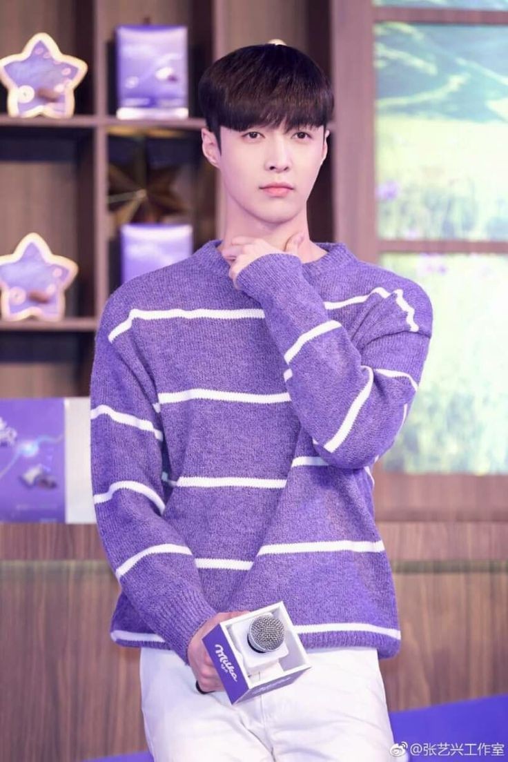 hours_ily's tweet photo. Always with you Gege 💜💜💜
#LAY11thDebutAnniv
@layzhang #张艺兴 #ZhangYixing https://t.co/sEPbX54fy0