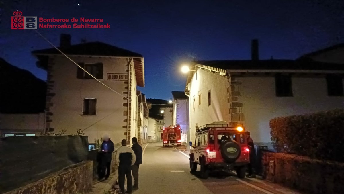 bomberos_na's tweet photo. Intervenimos la noche del jueves al viernes en #OrozBetelu para extinguir un incendio de #chimenea

A nuestra llegada los vecinos lo habían controlado. Terminamos de extinguirlo y vigilamos la evolución de la situación

#ParqueBurguete https://t.co/eKAZlcGcHh