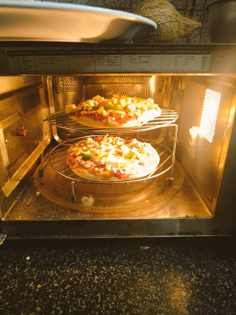 akka_vinay's tweet photo. Whatever you make, u offer to the Supreme Personality of Godhead. That's the quality of a devotee!. 
Down we offered #pizza bhog 😋😋....

#harekrishna #folk #ram https://t.co/LCuUdEfgf1