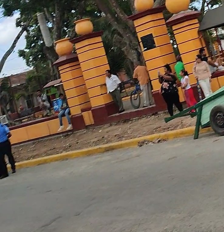 nicaclic's tweet photo. #IglesiaPerseguidaNi 
Mientras en la parroquia Santiago de Jinotepe, la policía Sandinista anda custodiando y ayudando en la logística de traslado de las imágenes al sacerdote Milton Tobías, aliado y amigo de la dictadura guaranga. El asedio es en otras Iglesias
#SOSNicaragua https://t.co/0OmCp8aeUe