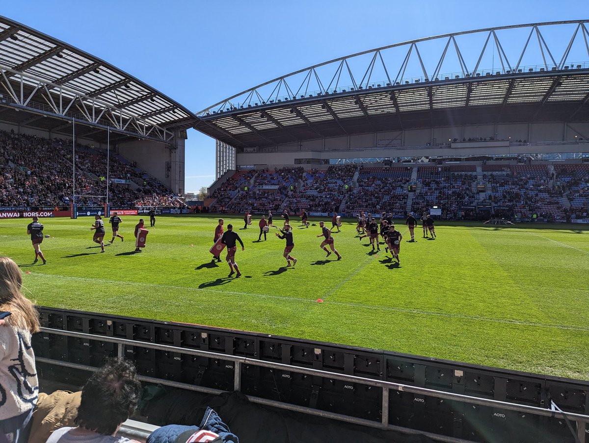 VixG's tweet photo. Perfect day to watch a game of Rugby League @WiganWarriorsRL 🍒⚪🏉 #goodfridayderby #wiganvsaints https://t.co/8rInBYOA44