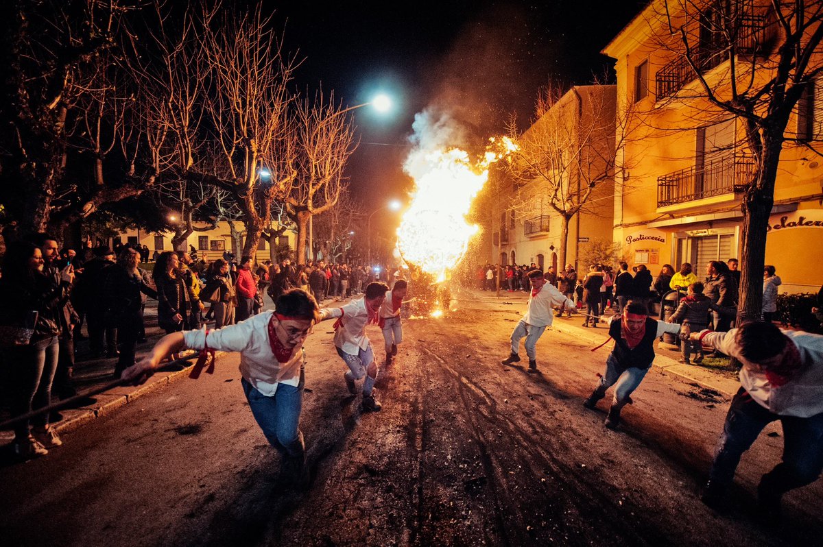 RegionePuglia's tweet photo. 🔥Le #Fracchie tornano a San Marco in Lamis ogni #VenerdìSanto.
Un rito dal grande fascino che unisce sacro e profano e che si ripete sul Gargano da circa 400 anni, parte della #retedeifuochi della Regione Puglia ➡️ https://t.co/VrGz9WgU8R
📸 1-2-3 Domenico Leggeri
4 Ag. Scopro https://t.co/uVQ8eS1Qtr