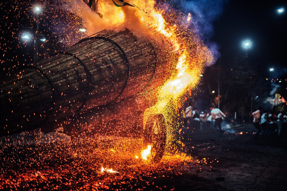 RegionePuglia's tweet photo. 🔥Le #Fracchie tornano a San Marco in Lamis ogni #VenerdìSanto.
Un rito dal grande fascino che unisce sacro e profano e che si ripete sul Gargano da circa 400 anni, parte della #retedeifuochi della Regione Puglia ➡️ https://t.co/VrGz9WgU8R
📸 1-2-3 Domenico Leggeri
4 Ag. Scopro https://t.co/uVQ8eS1Qtr