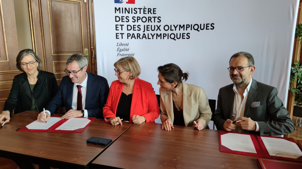 Un réel plaisir de clôturer cette matinée dédiée au dév. des pratiques sportives des étudiants par la signature de cette feuille de route commune aux côtés des ministres <a href="/AOC1978/">Amélie Oudéa-Castéra</a> et <a href="/sretailleau/">Sylvie Retailleau</a>. 
🙏à la « communauté universitaire » largement mobilisée ce matin et …à l’avenir 😉