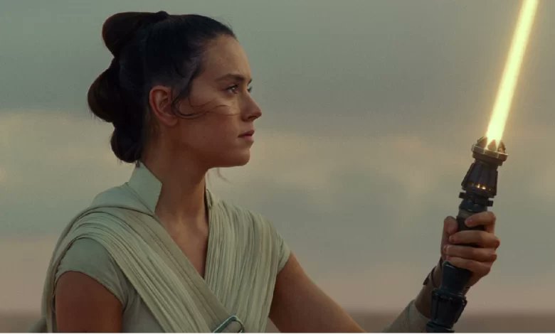 SeriesUpdateFR's tweet photo. Daisy Ridley reprendra son rôle de Rey dans un film Star Wars.

Elle reviendra en tant que Maître Jedi pour former la nouvelle génération. https://t.co/UAhXKOptAP