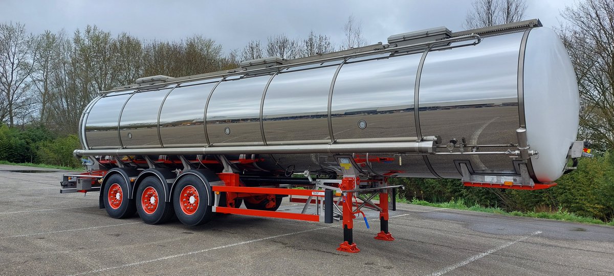 Burgtrailers's tweet photo. De (paas)folie kan eraf !

18 jaar oude Hobur oplegger van Dekker Transport &amp; Tankopslag heeft een grote renovatie gehad met o.a. nieuwe SAF assen, nieuw remsysteem en rvs tankbeplating vervangen.

De nieuwe aluminium Alcoa's maken het geheel af.

Als nieuw!
#transport
#2ndlife https://t.co/OZ0Ot4DYXO