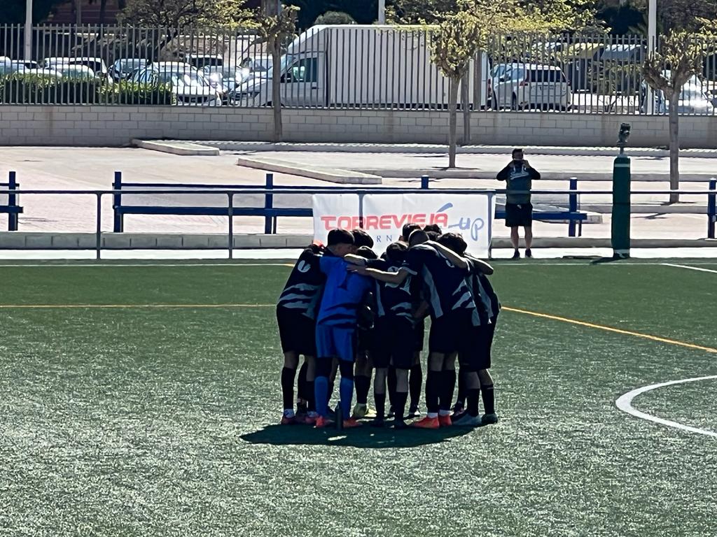 CD_Coslada's tweet photo. CADETE| Los 🦁🦁🦁 de @EloyEdu han disputado está mañana su segundo partido en la @TorreviejaCup  y han conseguido una victoria por 3-1 frente al COX COACHING SCHOOL.

Su tercer partido lo disputarán esta tarde a las 18:00h frente al CF PROMESAS TORREVIEJA "A".

#SoyDelCoslada ♥️ https://t.co/umi1NCP1WY