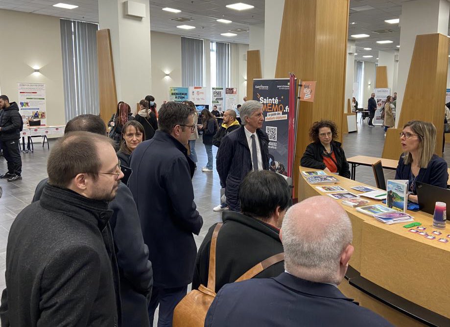 Univ_St_Etienne's tweet photo. 🧭 Nouvelle édition du #FESUP, nouvelle formule! En plus des stands et conférences, le focus est mis sur les tables-rondes, moment privilégié entre lycéens et étudiants. 👉 Co-organisation entre l'UJM et les lycées pour en faire une belle réussite auprès des 4200 élèves présents. https://t.co/jEx6DGEogr