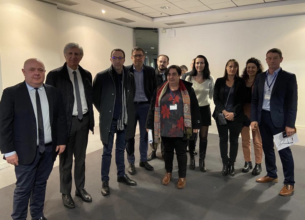 Univ_St_Etienne's tweet photo. 🧭 Nouvelle édition du #FESUP, nouvelle formule! En plus des stands et conférences, le focus est mis sur les tables-rondes, moment privilégié entre lycéens et étudiants. 👉 Co-organisation entre l'UJM et les lycées pour en faire une belle réussite auprès des 4200 élèves présents. https://t.co/jEx6DGEogr