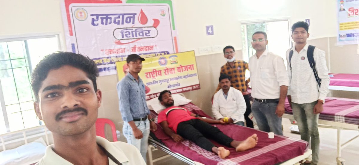 SaleenaNetam's tweet photo. शास.गुण्डाधूर स्ना.महावि.कोंडागांव में संचा.रासेयो इकाई के जिला-संगठक श्री एस.बी.कन्नौजे के मार्गदर्शन में स्वयंसेवकों ने जिला अस्पताल कोंडागांव में जैन समाज द्वारा संचा.महावीर स्वामीजी के जन्ममहोत्सव पर विशाल रक्तदान शिविर मेंशामिल होकर किया रक्तदान.
@_NSSIndia @shashib40978297 https://t.co/5NDcJrak8X